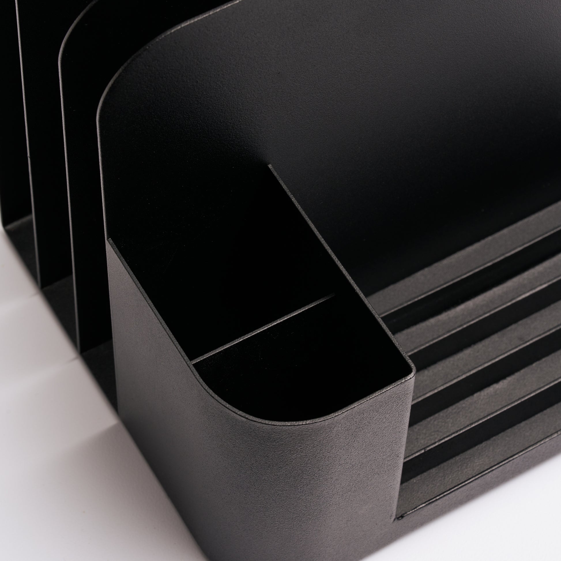 Front pencil holder with mid-section divider on Align Desk Caddy from Apto.